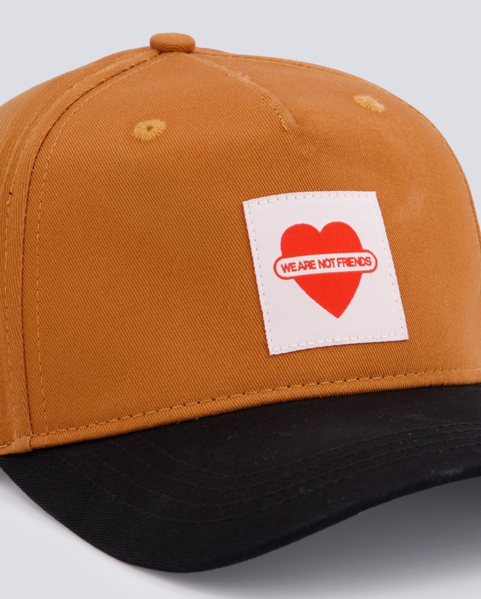Gorra We Are Not Friends Union Heart Marrón Y Negro Unisex