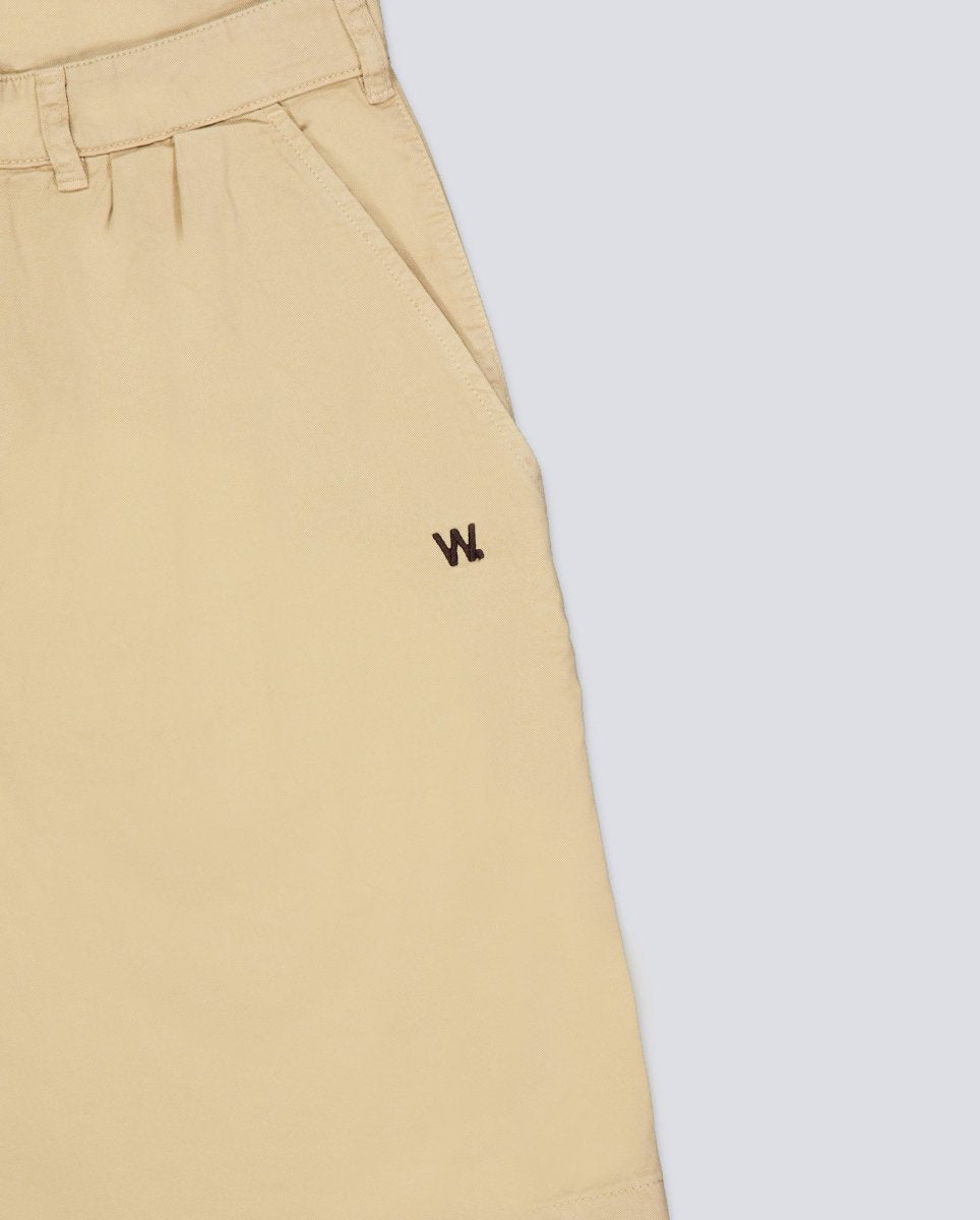 Pantalón Corto We Are Not Friends Pleat Chino Beige Hombre WANFSS25-44