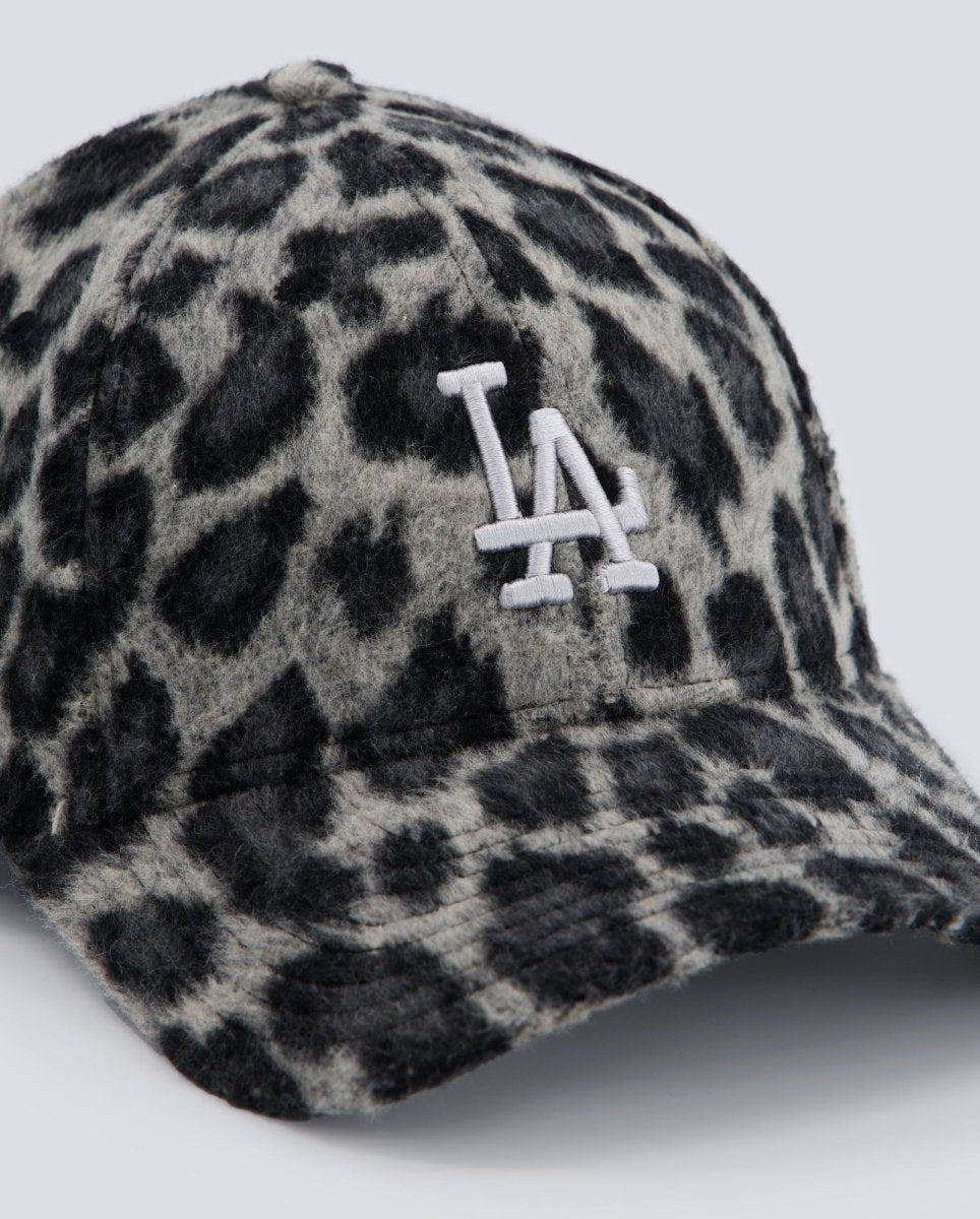 Gorra New Era Leopardo 9Forty Gris Mujer