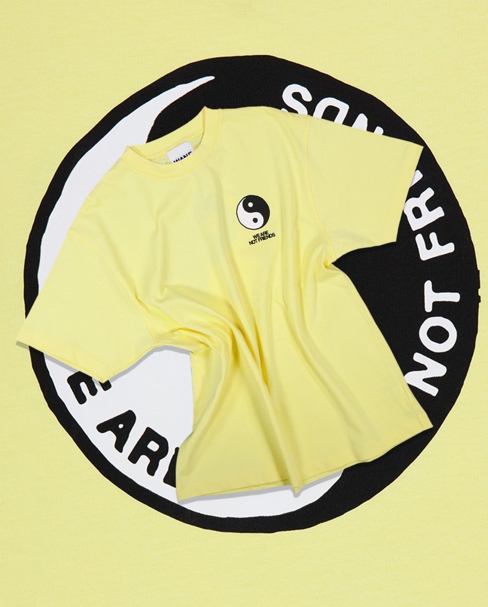 Camiseta We Are Not Friends YingYang Twins Amarillo Unisex