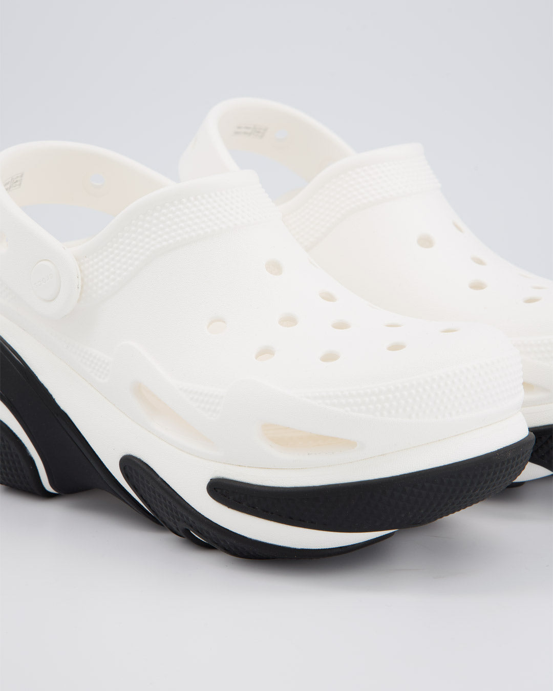 Crocs Bubble Crush Clog Blanco y Negro Mujer zuecos