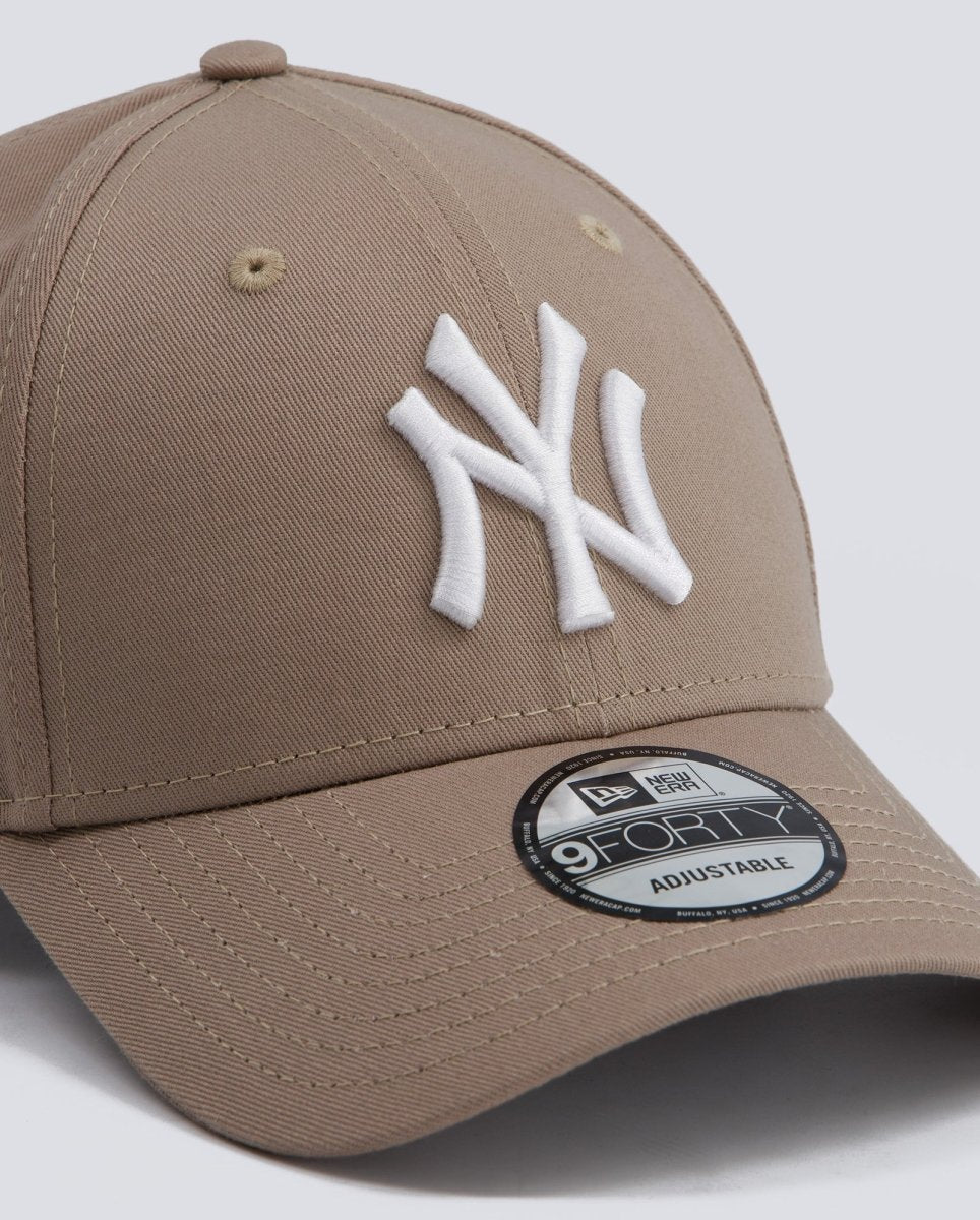 Gorra New Era League Essential 9FORTY Marrón Unisex 60471457