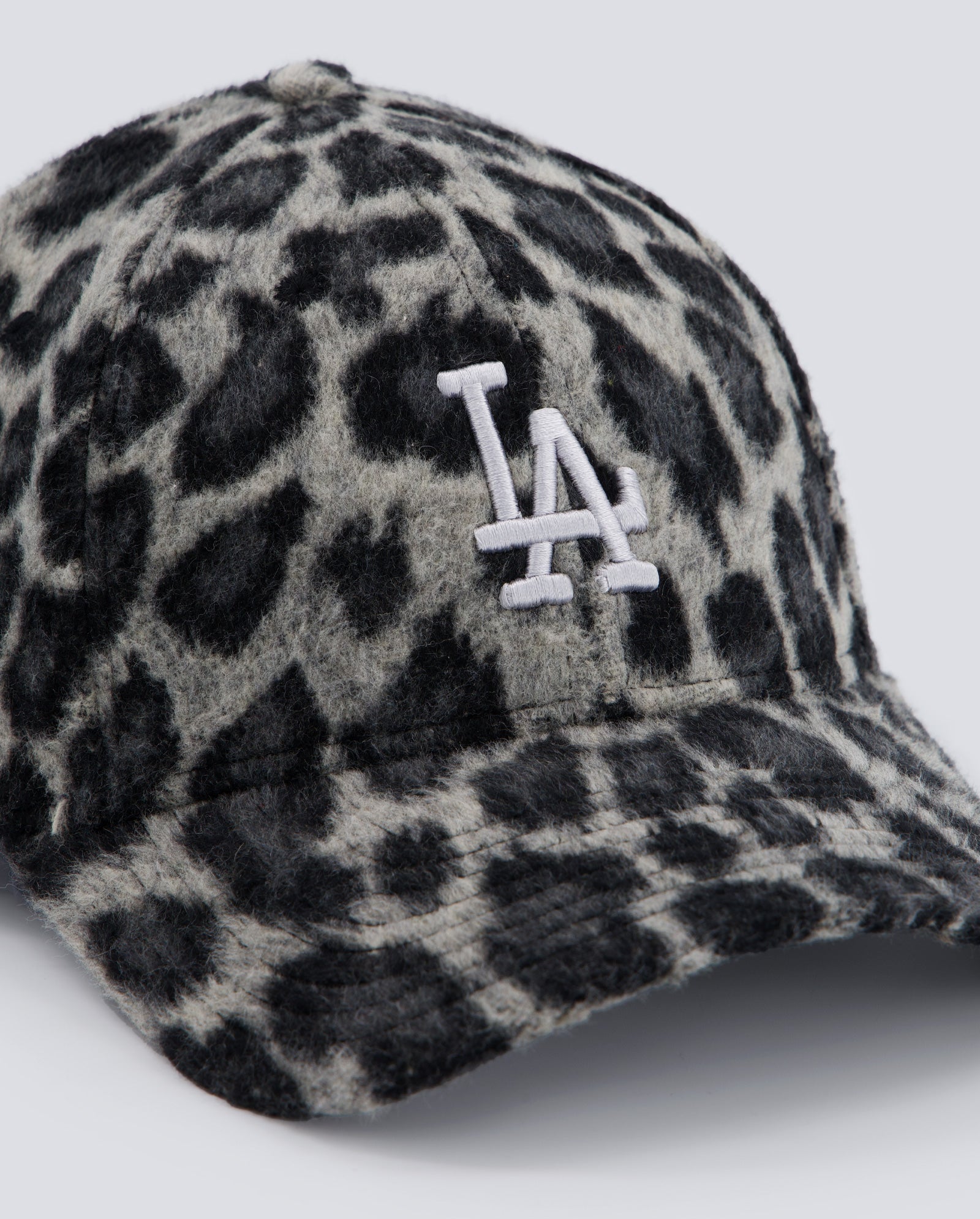 Gorra New Era Leopardo 9Forty Gris Mujer 60691313
