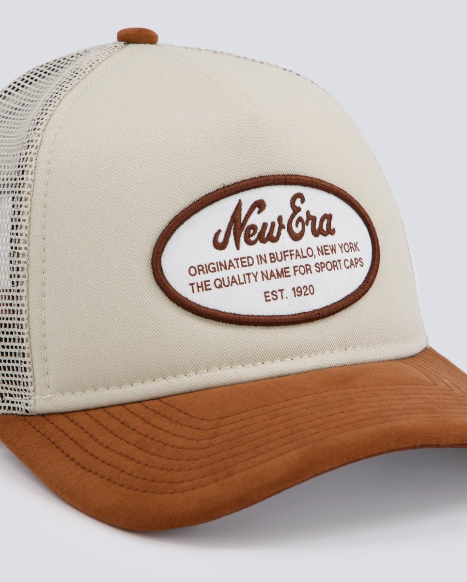 Gorra New Era Oval Patch Suede Trucker Marrón Unisex 60691080