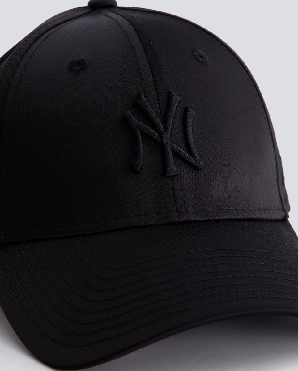 Gorra New Era Satin 9FORTY Negro Mujer 60595368